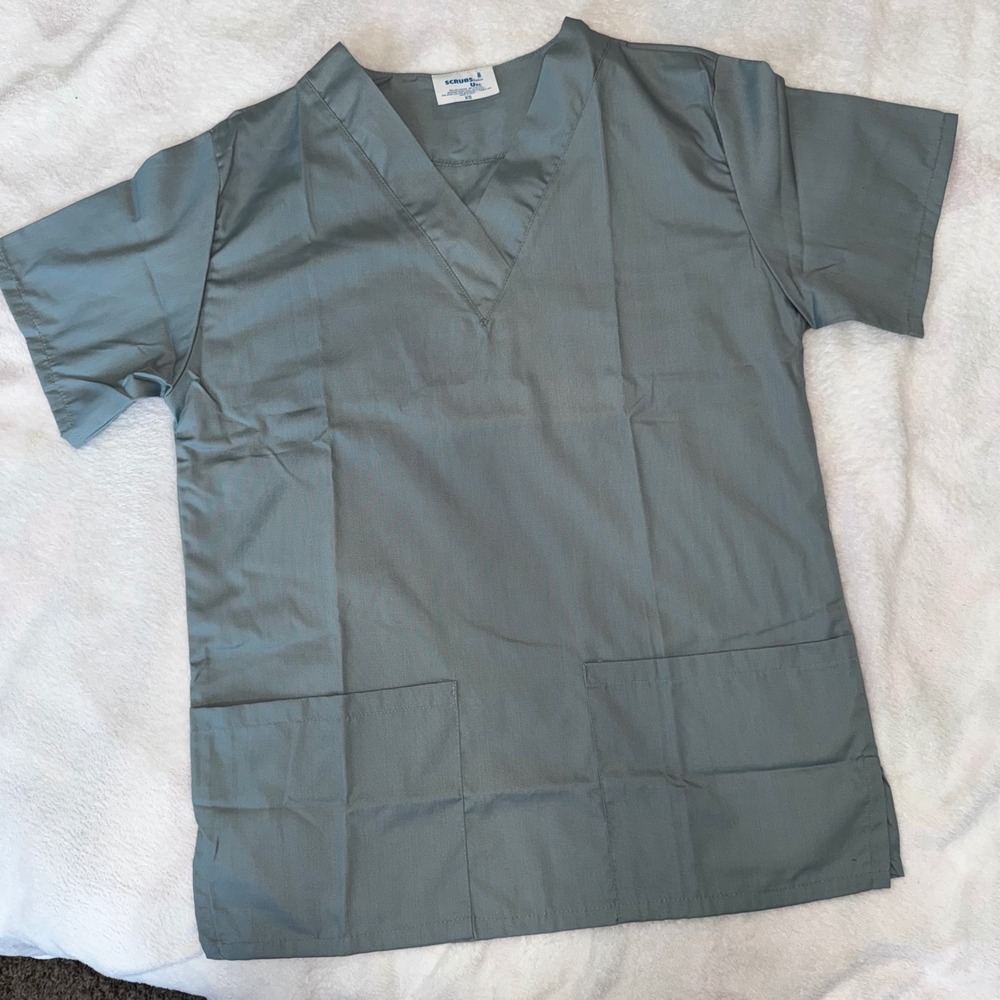 Scrubs Station USA V-Neck Scrub Top Pewter Gray XS Short Sleeve 2-Pocket Medical